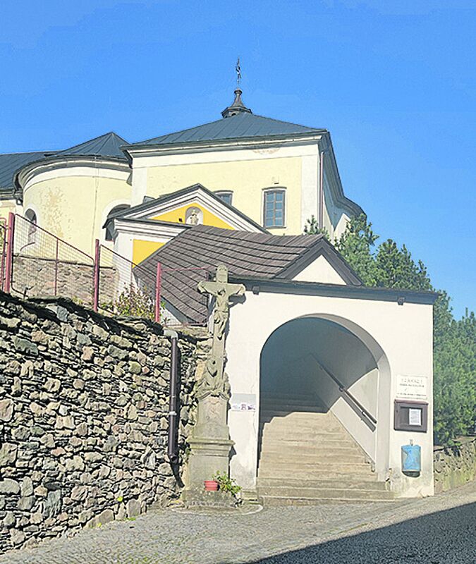 Aufgang zur Kirche in Olešnice; der Ort hat nur ...