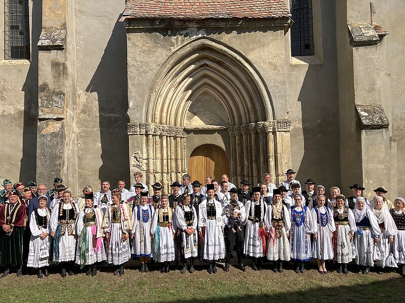 In festlicher Tracht: Teilnehmer des ...