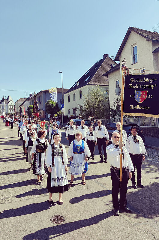 Die siebenbrgische Trachtengruppe beim ...