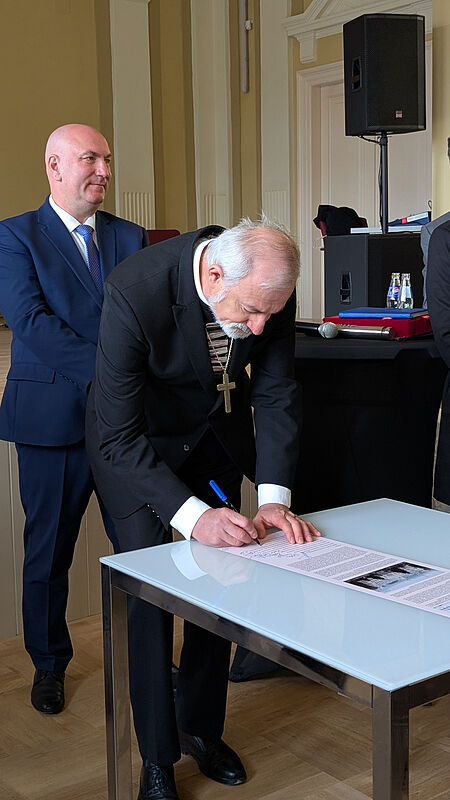 Bischof Reinhart Guib unterschreibt Zukunftsbrief ...