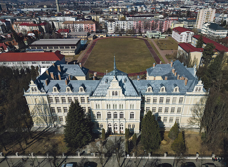 Das neu renovierte Gymnasium im April 2025 ...