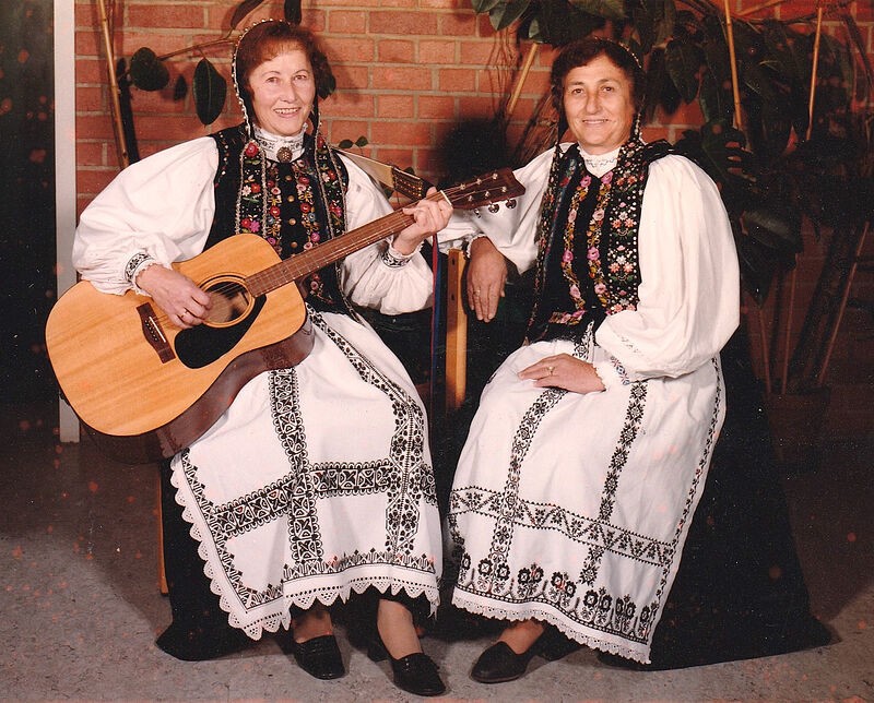 Rosina Kasper mit Gitarre (1930-2010) und Maria ...