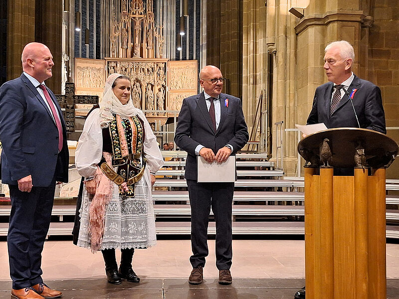 Bundesvorsitzender Rainer Lehni berreichte das ...