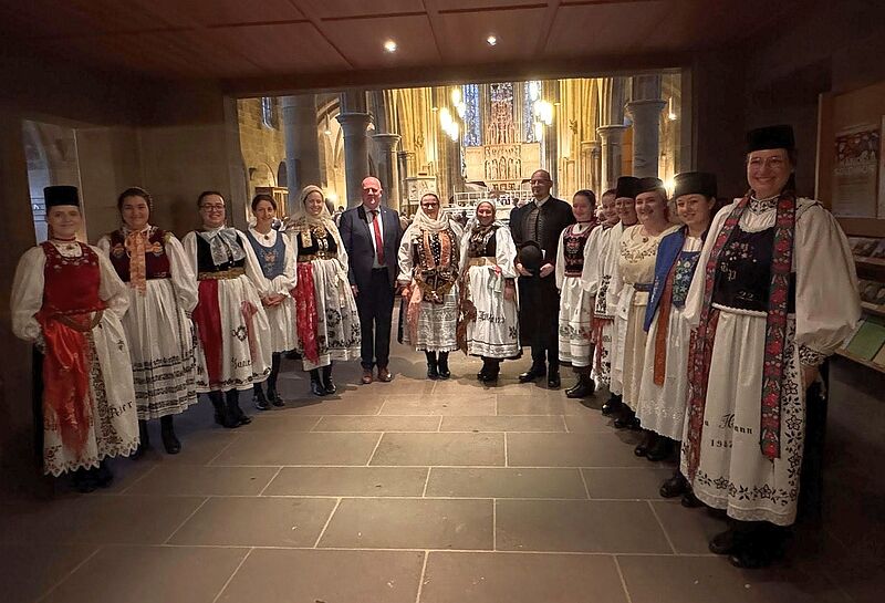 Trachtentrger haben die Gste am Eingang in die ...