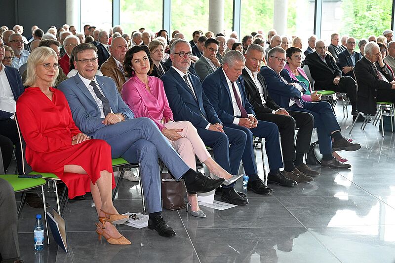 Einweihungsfeier im Heiligenhof, erste Reihe, von ...