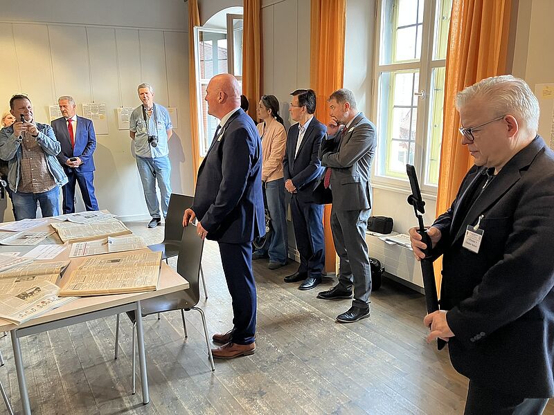 Günther Melzer (rechts) filmt bei der Eröffnung ...