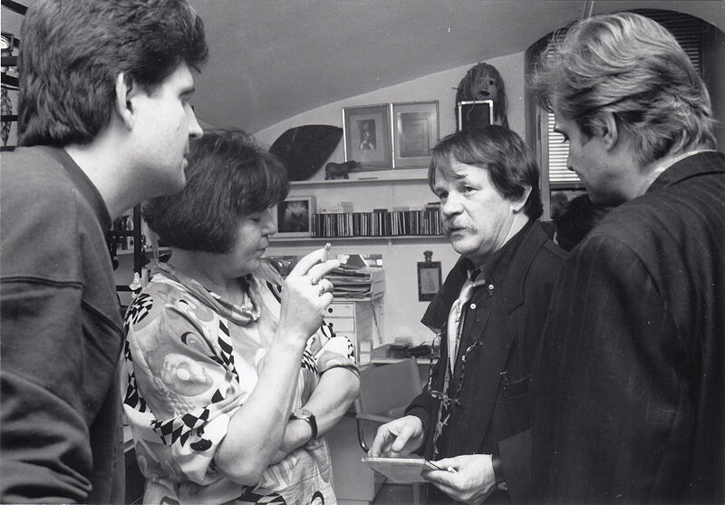 Helmut Stürmer mit Geburtstagsgästen in seiner ...