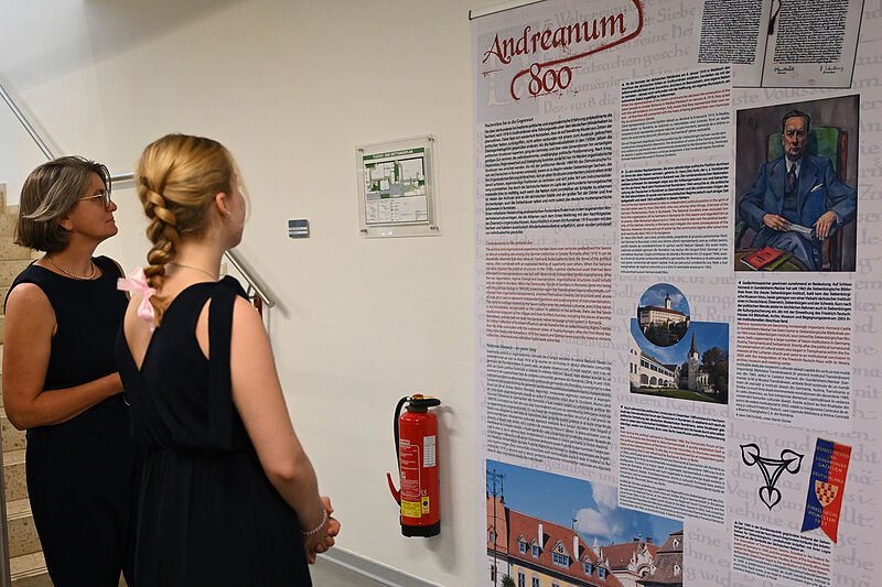 Ausstellungsbesucherinnen informieren sich ber ...