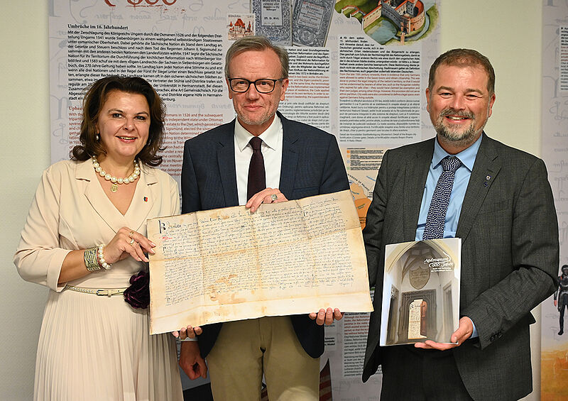 Prsentieren das Faksimile des „Andreanums“, von ...