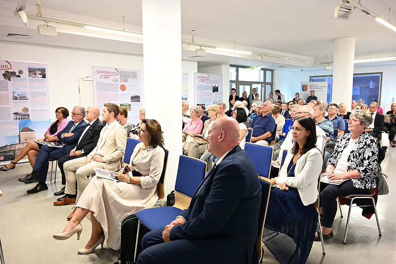 Gespannt folgendes Publikum im Haus der Heimat ...