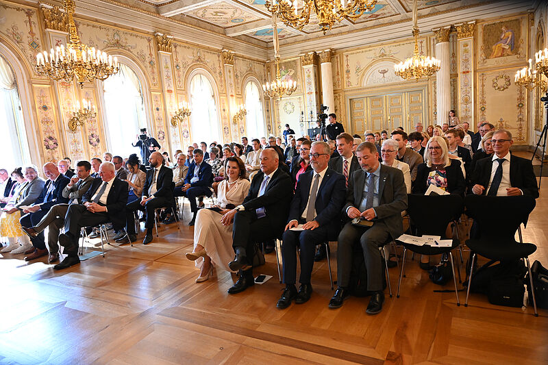Blick ins Publikum im festlichen Musiksaal  ...