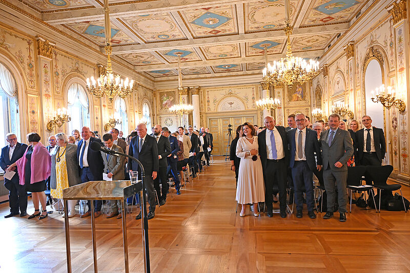 Die Festgste beim Singen des Siebenbrgenliedes ...