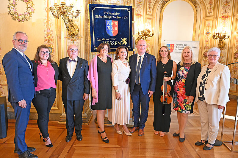 Nach der Feier versammelten sich diese ...