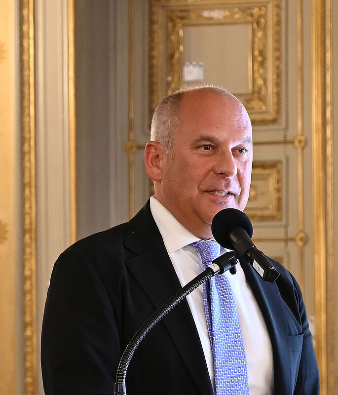 Prof. Dr. Roman Poseck ...