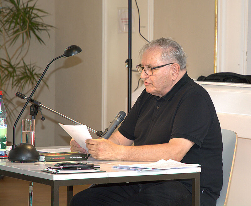 Der Autor Wolfgang Martin Roth bei der Lesung in ...