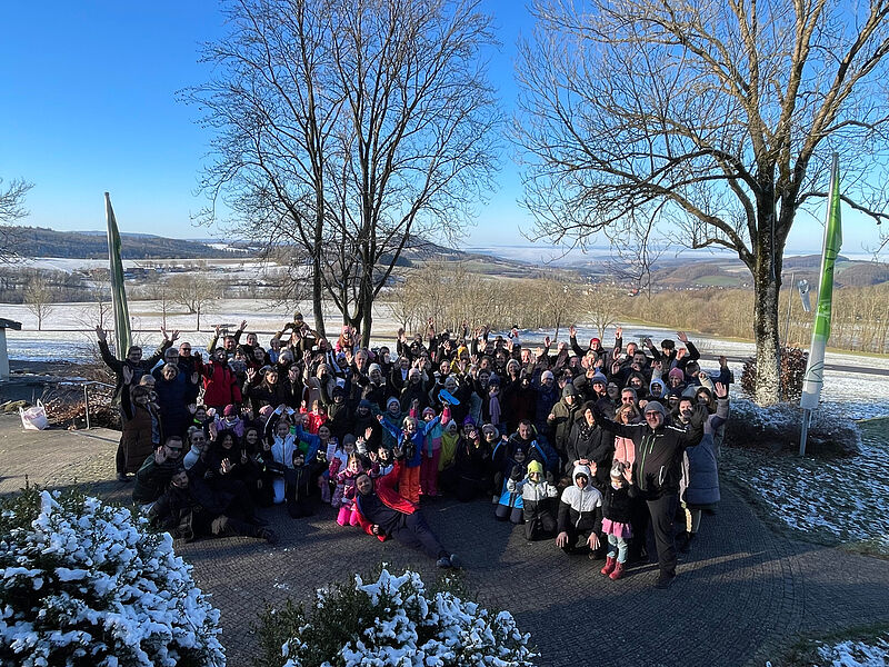 Gruppenbild vor dem Haus, die winterliche Rhn im ...