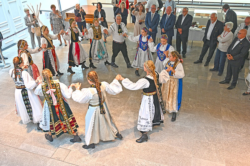 Etliche Gste nehmen den Auftritt der ...