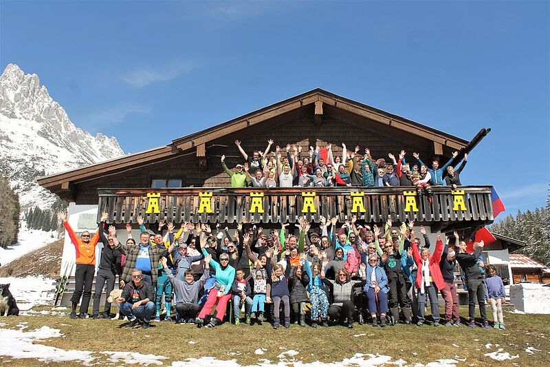 Frhliches Gruppenbild des Skilagers zu Ostern im ...