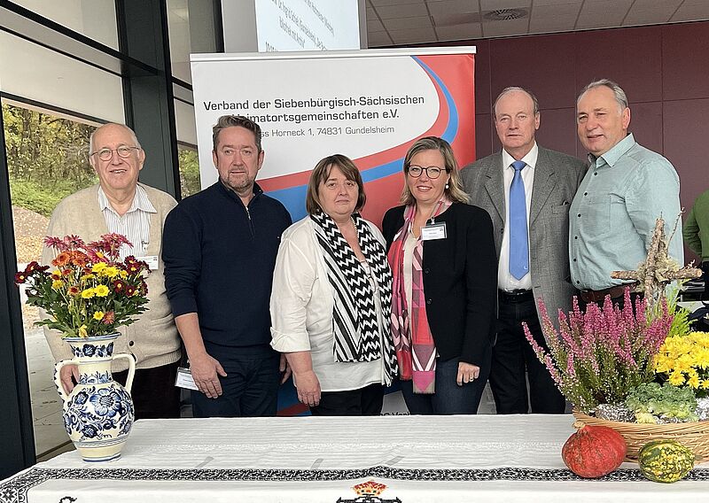 Der neue Vorstand des HOG-Verbandes mit zwei ...