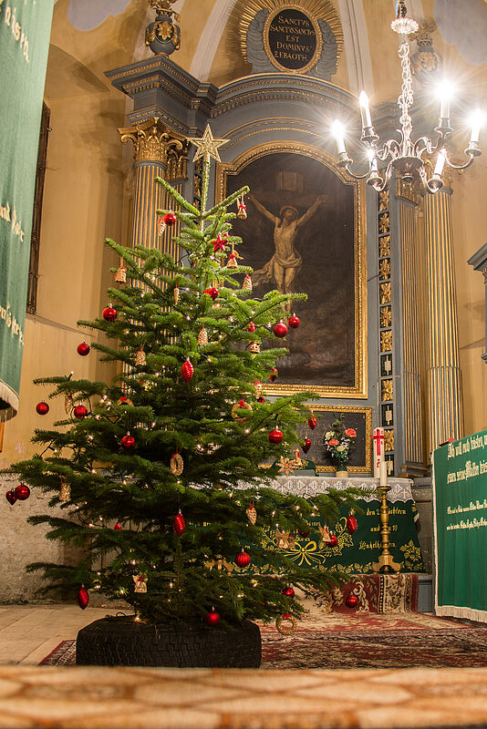 Weihnachtsbaum in Holzmengen. Foto: Stefan ...