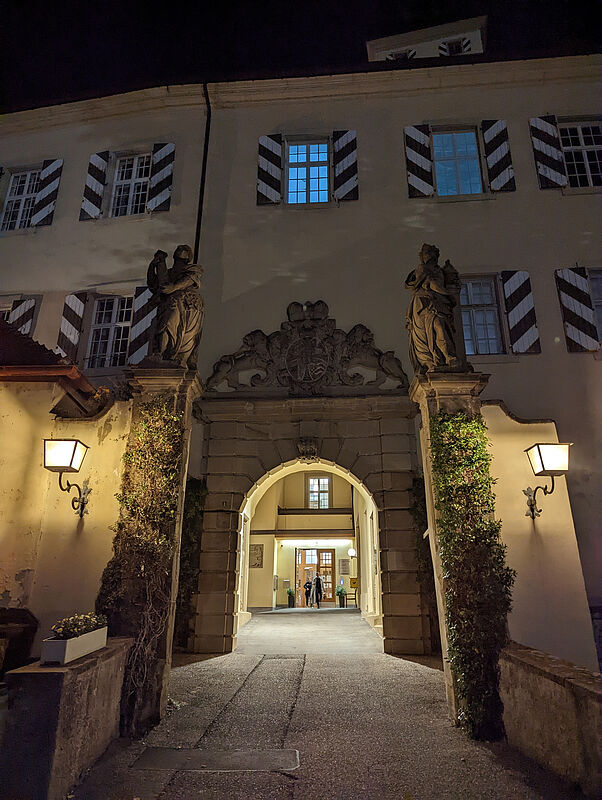 Schlosseingang bei Nacht. Foto: Gnther Melzer ...