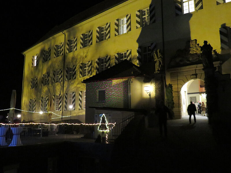Leuchtendes Schloss-Horneck im Advent 2024. Foto: ...