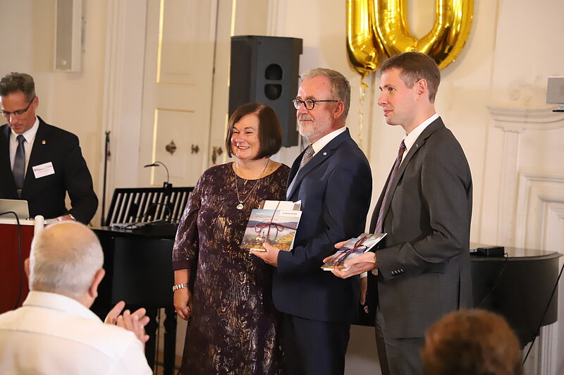 Von links: Heidrun Negura bedankt sich mit der ...