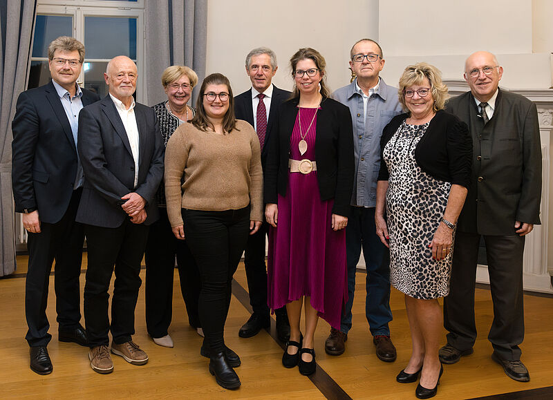 Die Anwesenden gewählten Mitglieder des Vorstands ...