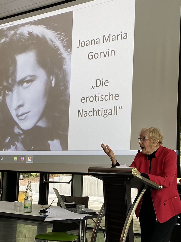Marianne Acker whrend ihres Vortrages: „Theater ...