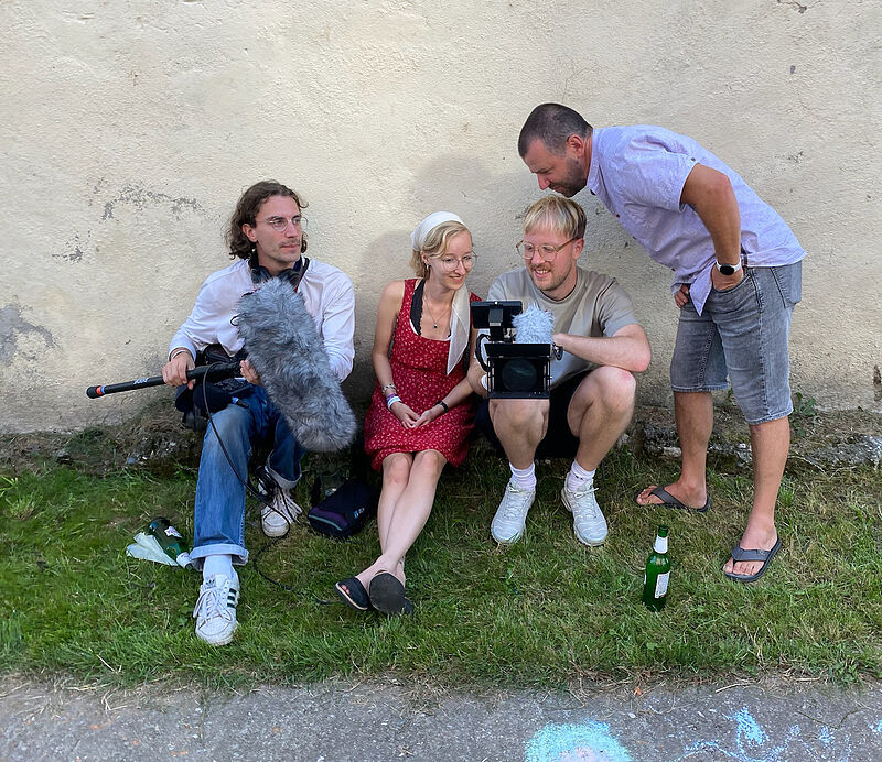 Die Crew beim Anschauen des gedrehten Materials, ...