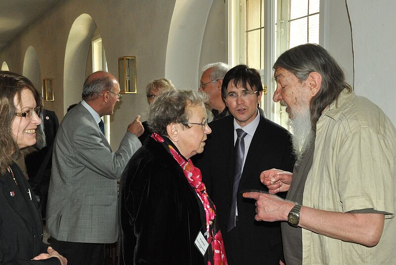 Antiquarin Isa Leonhardt im Gesprch mit Franz ...