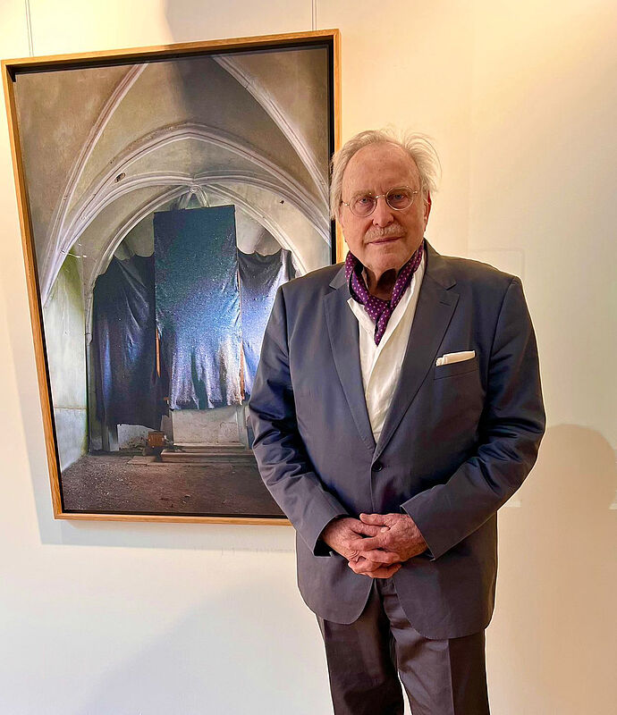 Der Jubilar Peter Jacobi vor einer seiner ...