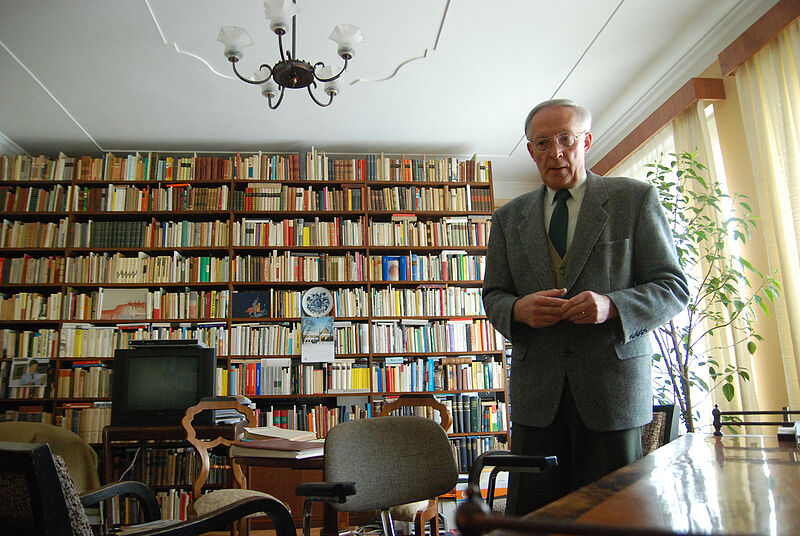 Joachim Wittstock in seinem Arbeitszimmer, ...