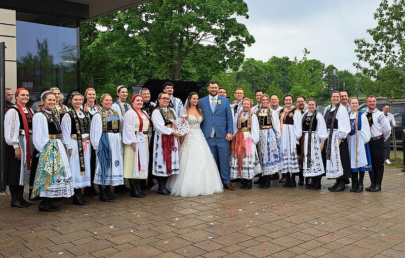 Die Trachtentrger mit dem Brautpaar. Foto: ...
