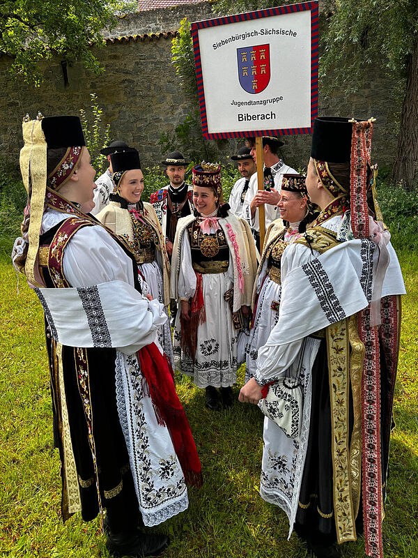 Biberacher Jugend in fröhlicher Runde in ...