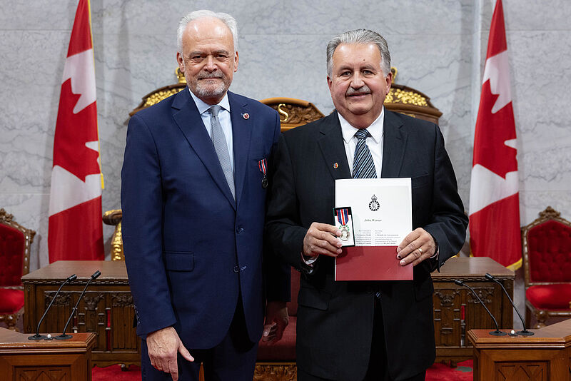 Peter M. Boehm (links) trgt seine Medaille am ...