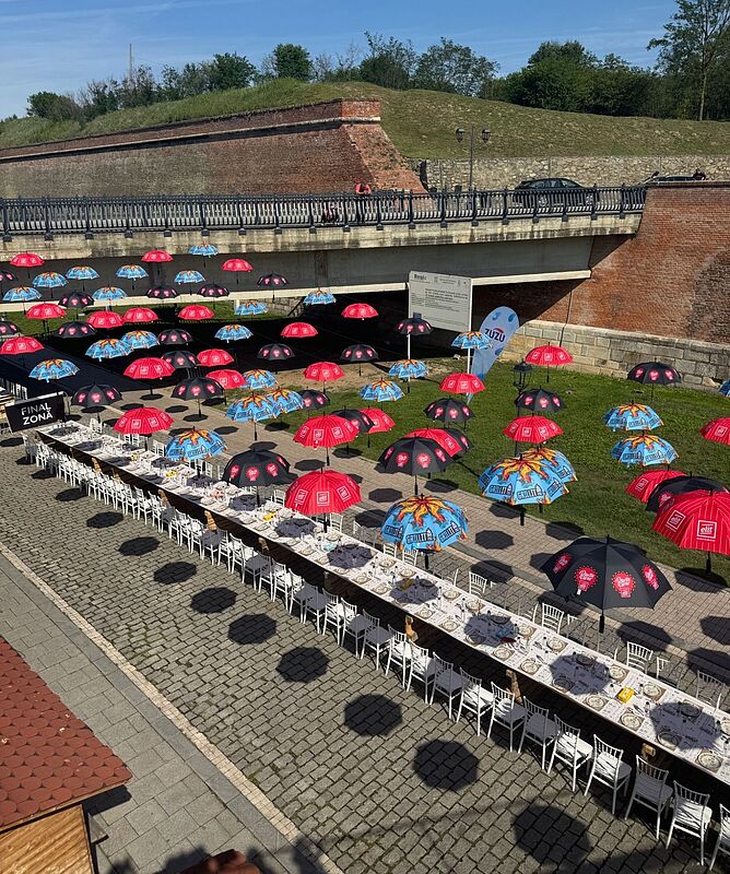 Mit diesem 2,7 km langen "Tisch, der verbindet" ...