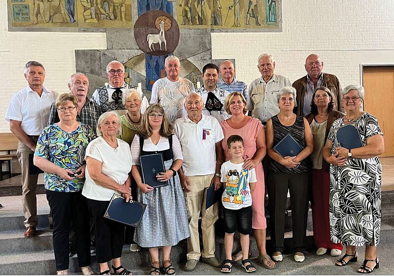 Die geehrten Mitglieder mit den Vorständen der ...