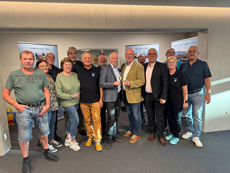 Eine Gruppe von Zeidnern vor den Rollups der ...