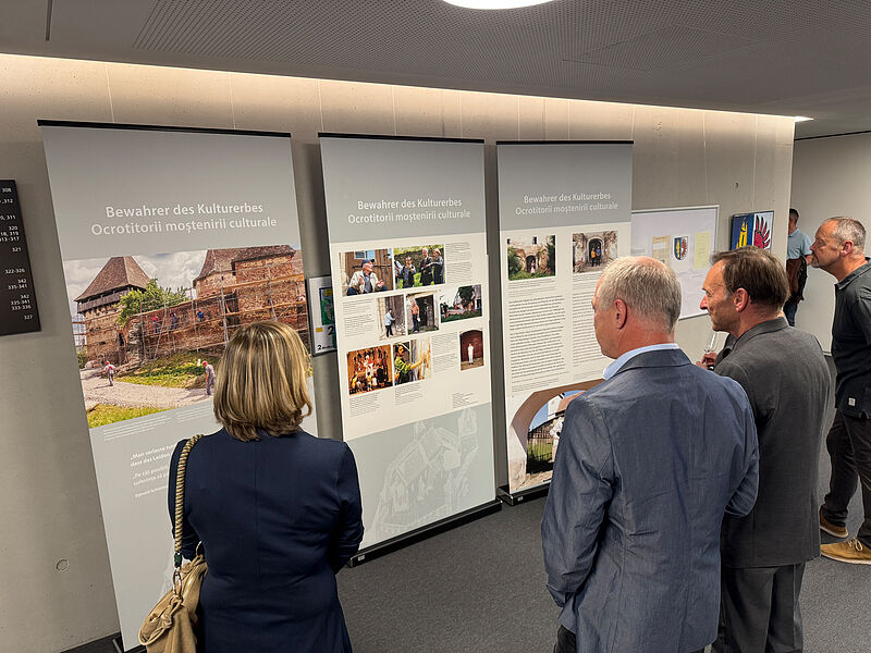 Nach der Eröffnung der Ausstellung. Foto: Rainer ...