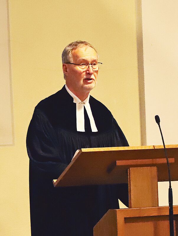 Dekan i.R. Hans-Gerhard Gross bei seiner Predigt. ...