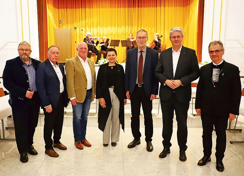 Dekan i.R. Hans-Gerhard Gross (3. von rechts) mit ...