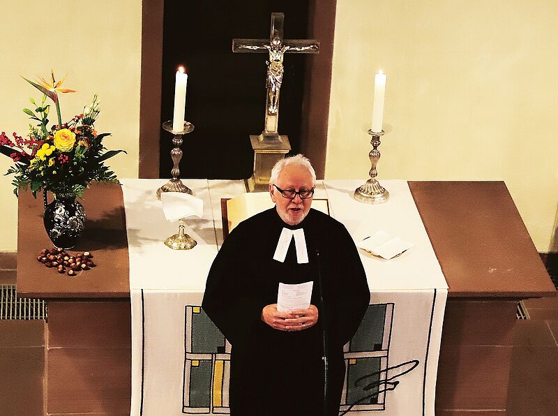 Pfarrer i. R. Hans Schneider als Liturg. ...