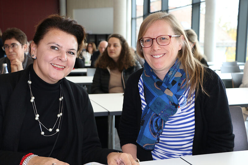 Zwei Protagonistinnen der Tagung: Ingwelde Juchum ...
