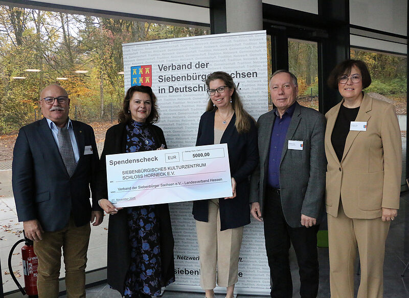 Der Landesverband Hessen überreichte einen Scheck ...