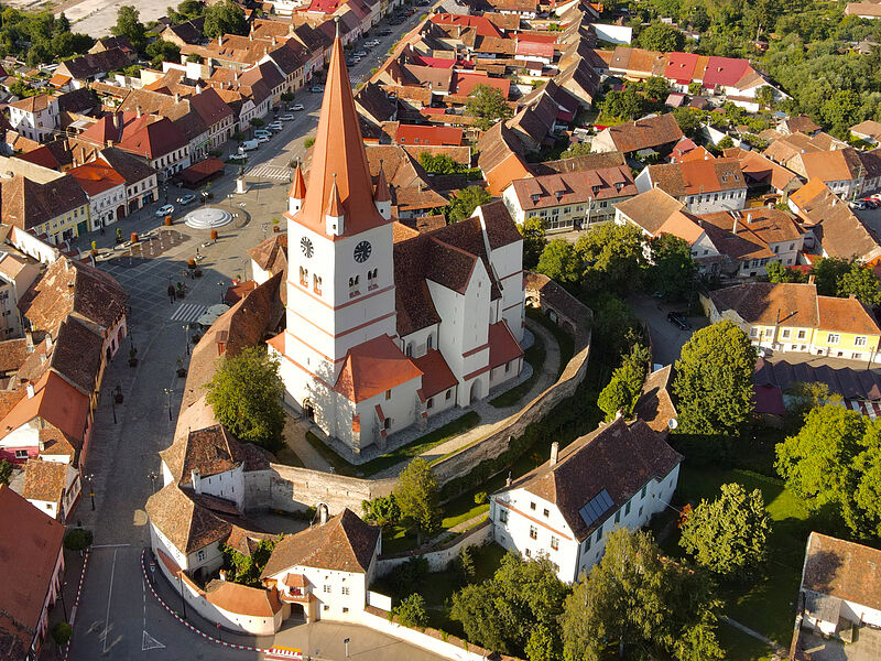 Die Kirchenburg Heltau. Luftbild: Claudiu ...