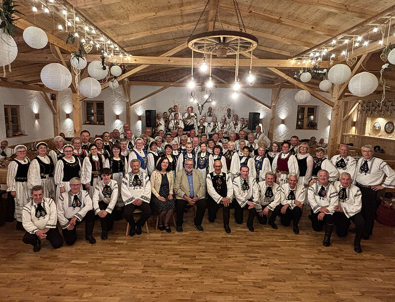 Die Tanzgruppen und Blaskapelle der Kreisgruppe ...