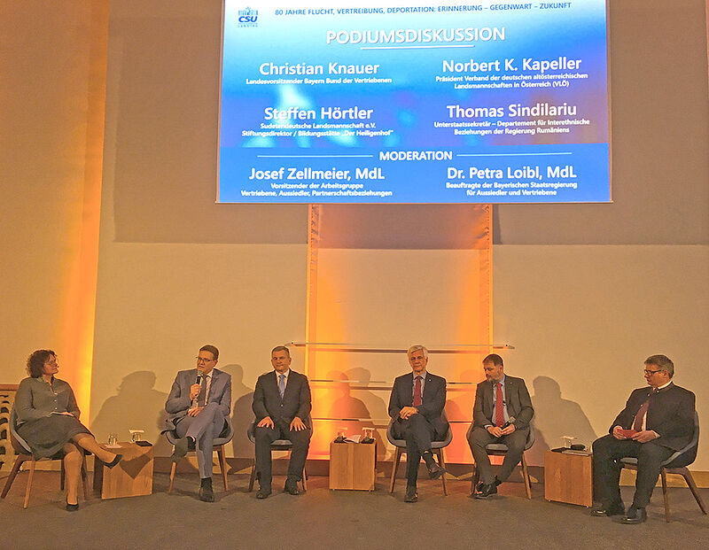 Podiumsdiskussion mit (von links) Dr. Petra Loibl ...