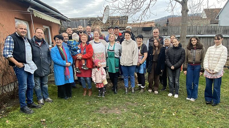 Rund 30 Personen beteiligen sich in der ...