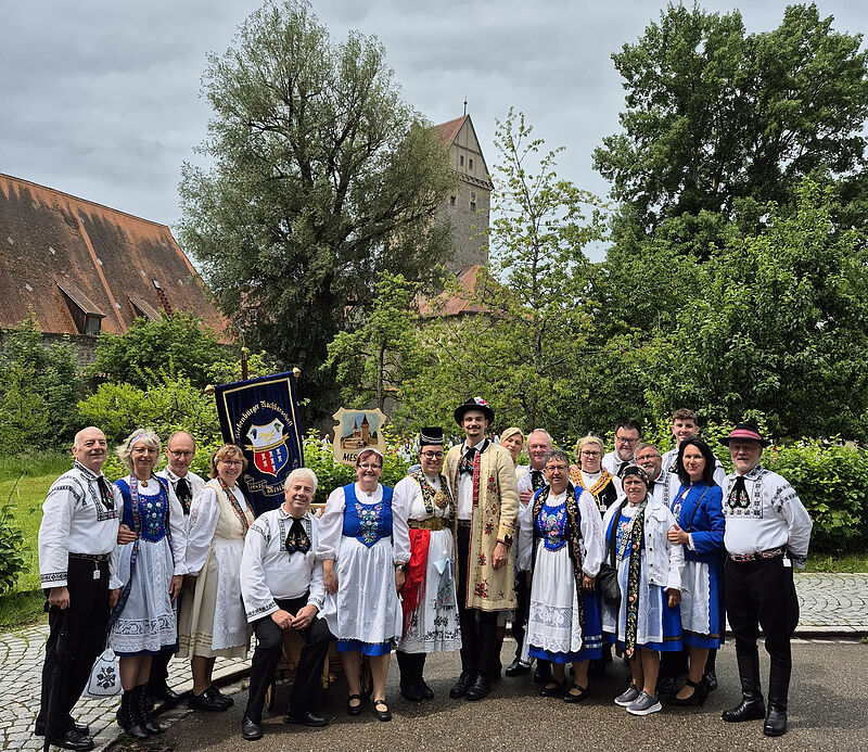 Brautpaar in Tracht mit Meschner Gratulanten bei ...